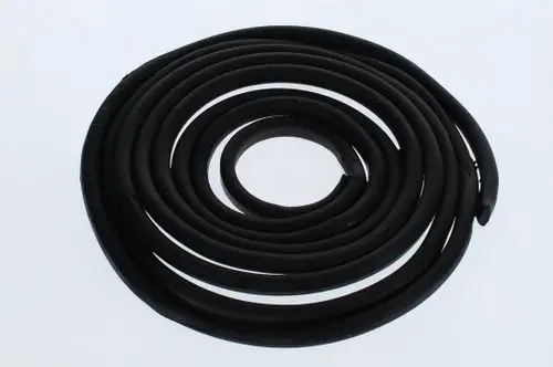 Schwarze Dichtschnur von Bosch, spiralförmig auf einem weißen Hintergrund angeordnet.
